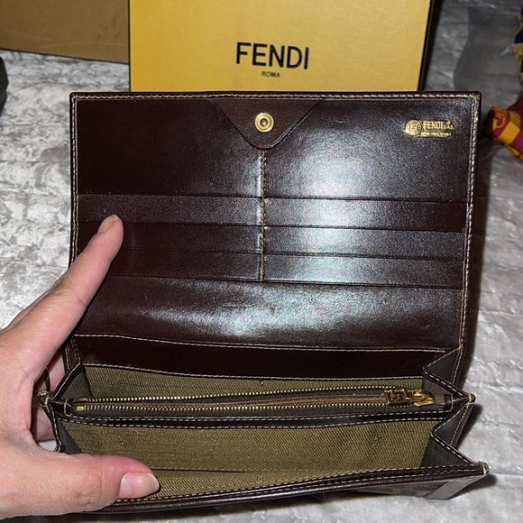 Fendi Preloved wallet, pristine condition brown canvas comes with box - Picture 3 of 7